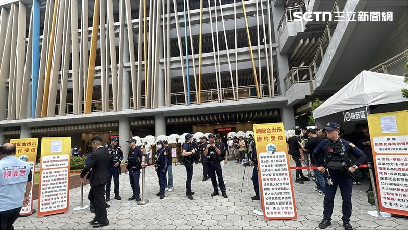 資深電影人、竹聯幫元老吳功因罹癌病逝,享壽77歲。20日下午,家屬為吳功舉行告別式,警方也派出91名警力於現場部署。(圖/記者楊忠翰攝影)