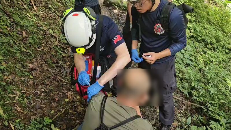 新北市瑞芳區三貂嶺步道20日發生登山客遭蜂螫事件,丁姓男子夫婦登山途中遭蜂螫,消防搜救隊員上山接觸患者,男子疑似因蜂螫引發過敏,急救處置後送往汐止國泰醫院治療。(翻攝畫面)