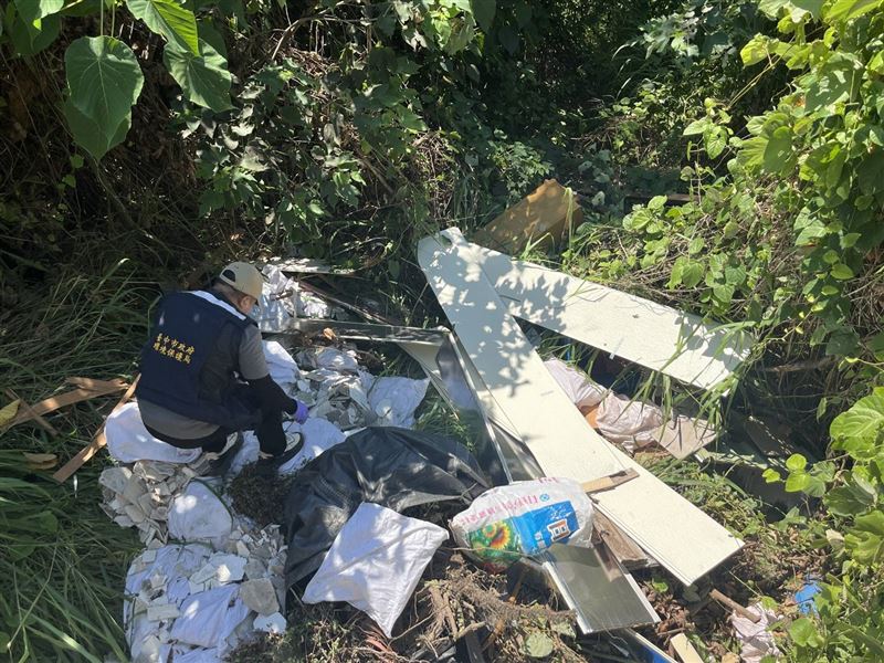 霧峰區樟公巷朝陽水塔旁近日出現大量非法棄置廢棄物,裡頭疑似有含致癌物的石棉瓦。(圖/議員江和樹提供)