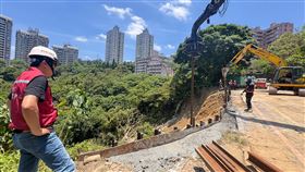 新店新坡一街坍方邊坡持續搶修中（2）新北市新店區新坡一街邊坡崩塌災情持續搶修中，副市長朱惕之（前左）20日上午親赴現場視察搶救進度，並召開工作會議。（新北市消防局提供）中央社記者黃旭昇傳真　115年6月20日