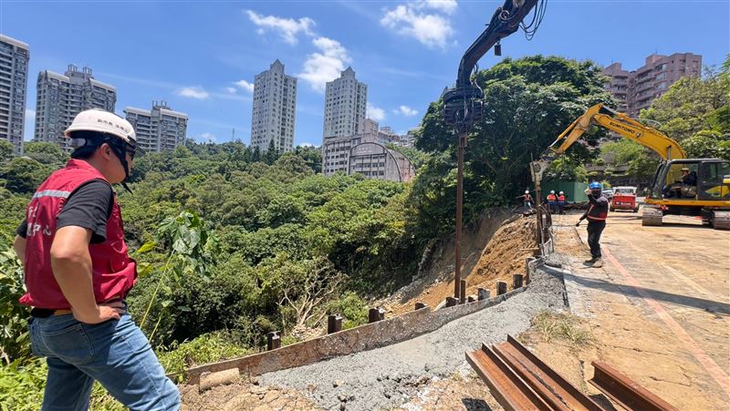 新店新坡一街邊坡搶修 社區建物無異常
