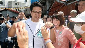 沈伯洋景美市場掃街（1）民進黨台北市長參選人沈伯洋（前左）20日上午赴景美集應廟參拜後，前往景美市場掃街，與市民朋友合比愛心互動。中央社記者郭日曉攝　115年6月20日