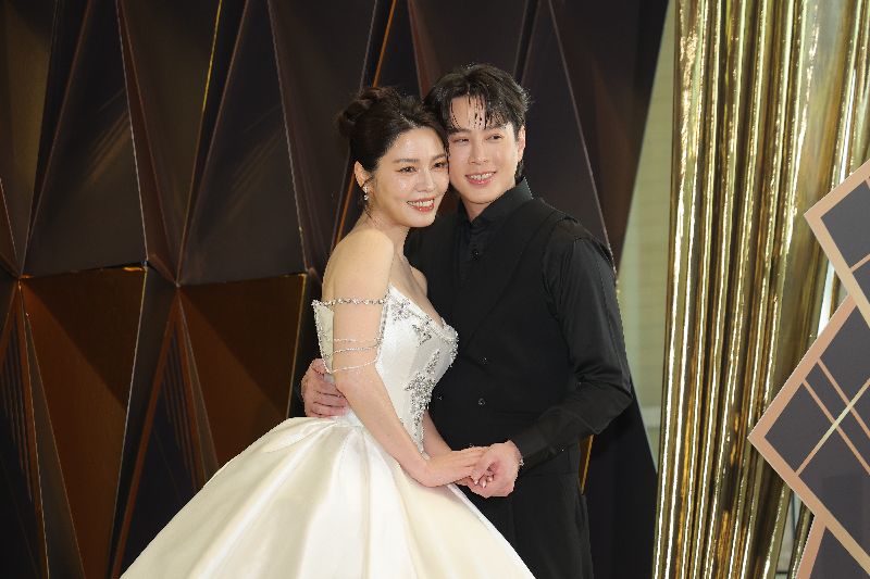 藝人吳東諺（右）與白家綺（左）這對演藝圈夫妻檔結縭8年，20日在台北盛大舉辦婚宴，2人受訪時貼著臉合影，大秀甜蜜恩愛氛圍。（圖／中央社）