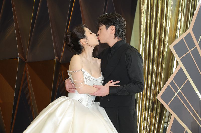 白家綺（左）、吳東諺（右）於2018年間宣布結婚，婚後育有一對兒女，2人20日在大直典華補辦婚宴，受訪時甜蜜親吻。（圖／中央社）