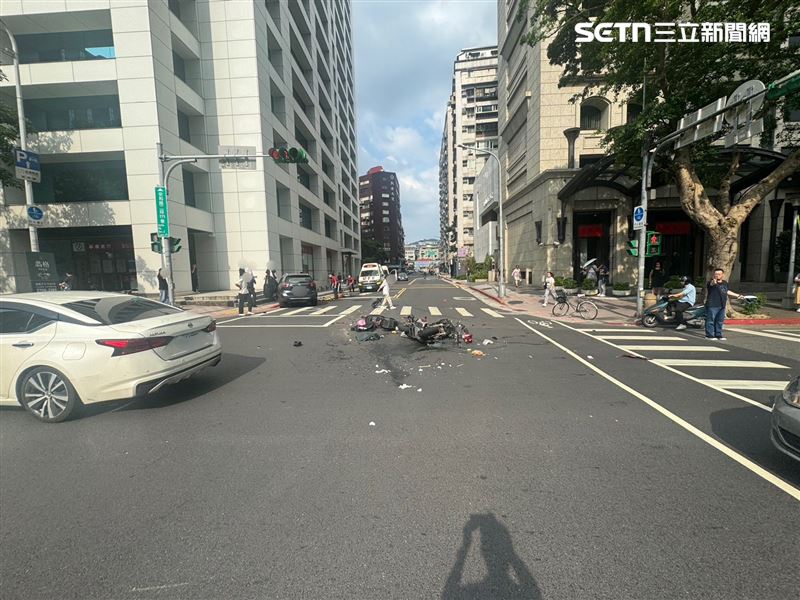 台北大安區敦化南路二段、安和路口,發生汽機車碰撞事故,機車騎士當場噴飛、OHCA失去生命跡象。(圖/翻攝畫面)