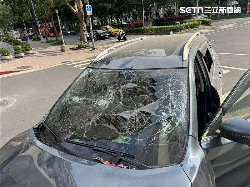 台北大安區敦化南路二段、安和路口,發生汽機車碰撞事故,機車騎士當場噴飛、OHCA失去生命跡象。(圖/翻攝畫面)