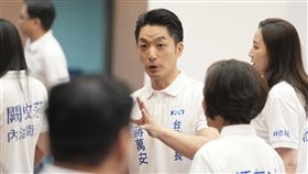 饒慶鈴錄影參加「海峽論壇」遭查處　蔣萬安抱不平台東縣長饒慶鈴以視訊方式參加海峽論壇遭查處。台北市長蔣萬安（中）20日表示，他要為饒慶鈴抱不平，質疑人沒有去且是為農民生計發聲，跟統戰有什麼關係。中央社記者徐肇昌攝 115年6月20日