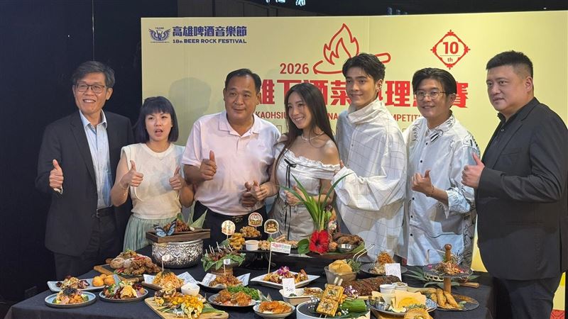 阿机師擔任2026年高雄下酒菜料理競賽評審(左三)。(圖/翻攝內門阿机師 【義美宴席外燴】)