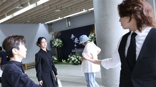 陳楚河、周曉涵同現身告別式這舉動引關注