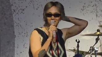 李洪基龍舟裝登場笑翻粉　台上又開嗑芒果
