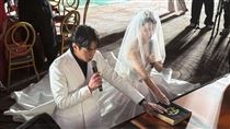 白家綺父開金口獻唱　新人下跪禱告畫面曝