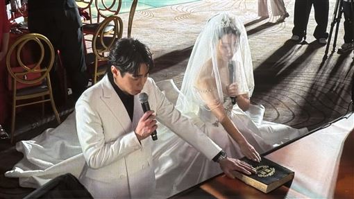 白家綺父開金口獻唱　新人下跪禱告畫面曝