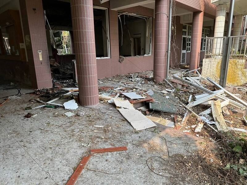 2名男大生在廢棄嘉縣培英國小引爆爆裂物,導致校舍主要結構毀損喪失效用。(嘉檢提供)