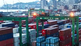 央行上修經濟成長率至9.45%（1）中央銀行18日舉行第2季理監事會，決議利率「連9凍」，對於經濟展望樂觀，上修2026年經濟成長率預測值至9.45%，全年消費者物價上漲率（CPI）也上修至1.91%。圖為基隆港貨櫃堆疊。中央社記者吳家昇攝　115年6月18日