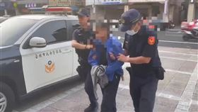 中信啦啦隊汶汶遭持刀攻擊，嫌犯許男被警方移送畫面曝光，他遭起底疑為瘋狂粉絲。（圖／翻攝畫面）