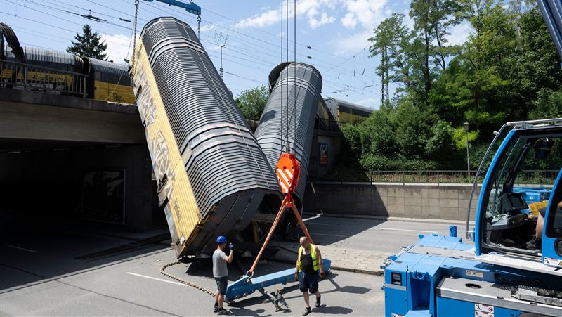 德列車相撞!車廂斷兩截墜橋 恐怖畫面曝