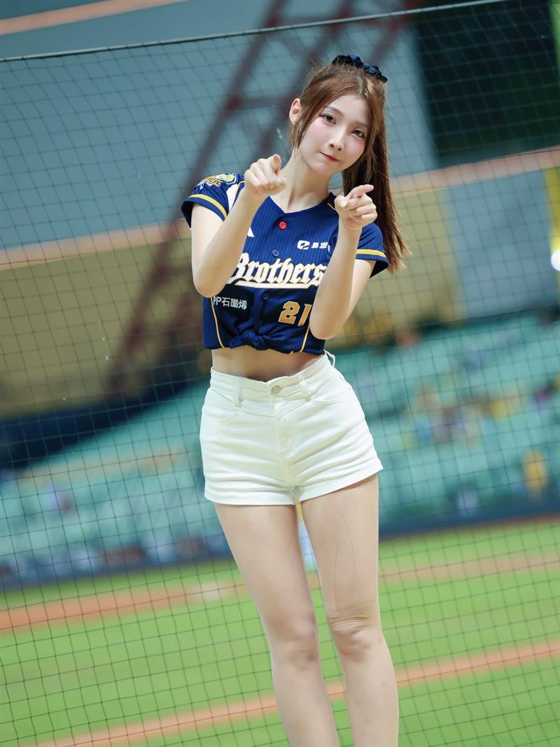 中信兄弟啦啦隊PS女孩成員汶汶驚傳遭狂粉砍傷。(圖/翻攝自IG@jessie.02.21)