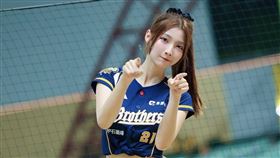 中信兄弟啦啦隊PS女孩成員汶汶驚傳遭狂粉砍傷。（圖／翻攝自IG@jessie.02.21）