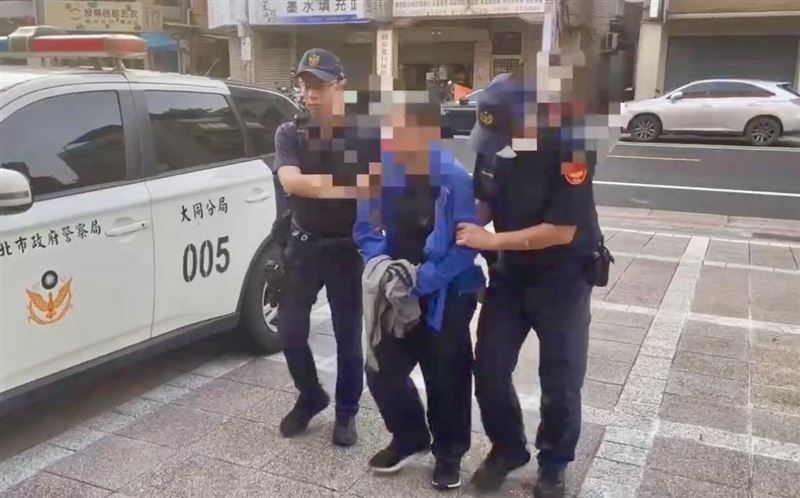 兇嫌許姓男子被捕後拒絕夜間偵訊,遭警方拘留,待明日移送北檢。(圖/翻攝畫面)