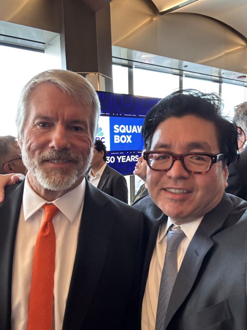 BitMine董事長Tom Lee(右)與微策略董事長Michael Saylor(左)合影。Tom Lee因過往市場預測神準，而獲得「華爾街神算子」的稱號，日前他即直言華爾街誤判華許首秀釋出鷹派訊號，實則應以鴿派方向解讀，但同時他也警告美股下半年恐迎來「類熊市」的大回檔。（圖／翻攝自X平台 @fundstrat）