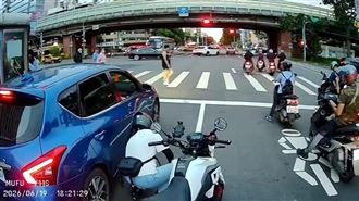 轎車乘客亂丟菸蒂　女騎士撿起丟回挨告