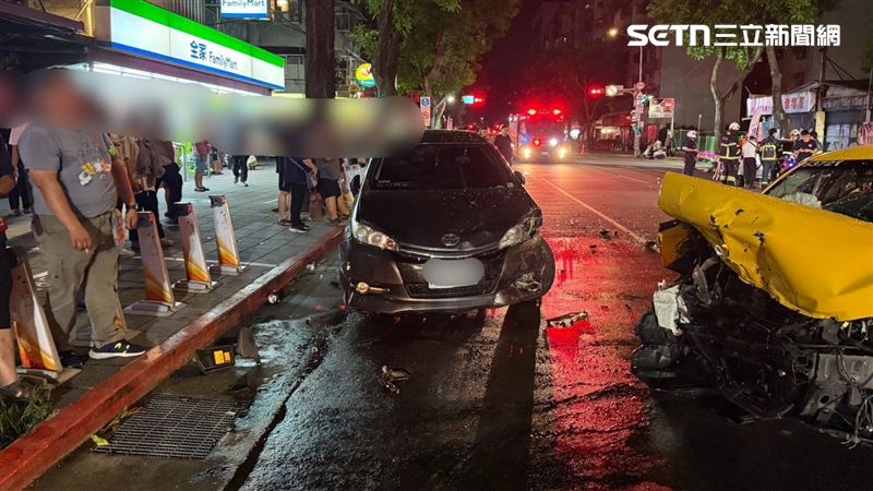 包含肇事車在內造成5車受損9人受傷,現場一片凌亂。(圖/翻攝畫面)