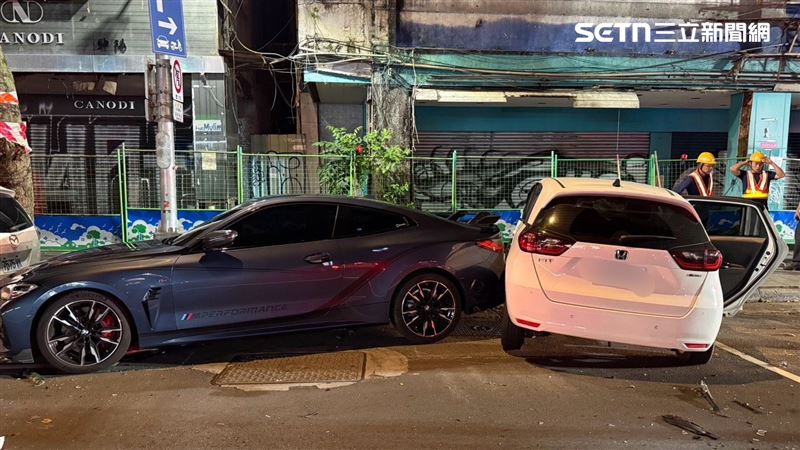 遭撞的轎車,又向左滑行擦撞路邊另外兩輛車。(圖/翻攝畫面)