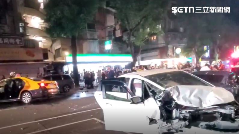 小黃闖紅燈、逆向釀禍!5車受損、9人送醫