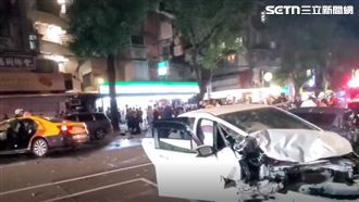 小黃闖紅燈、逆向釀禍！5車受損、9人送醫