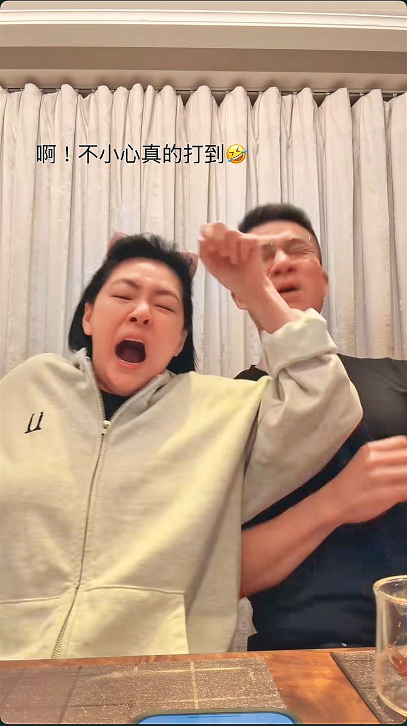 小S（左）挑戰超夯「臭臭舞」，不料直接給老公許雅鈞（右）來個正面迎擊。說好不打臉的QQ～（圖／翻攝自小S IG）