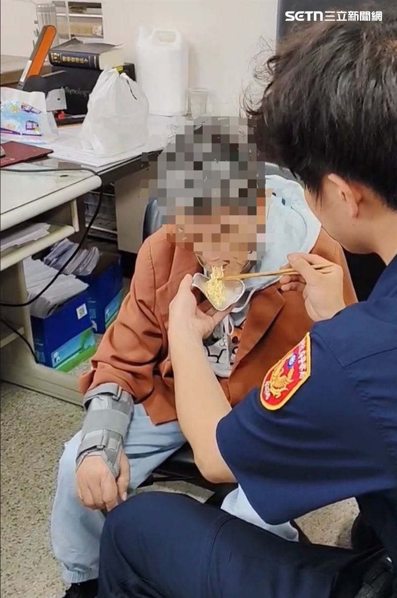 台中83歲嬤找不到回家路,被帶回派出所安置用餐,暖警發現阿嬤無力拿餐具,親手餵食。(圖/翻攝畫面)