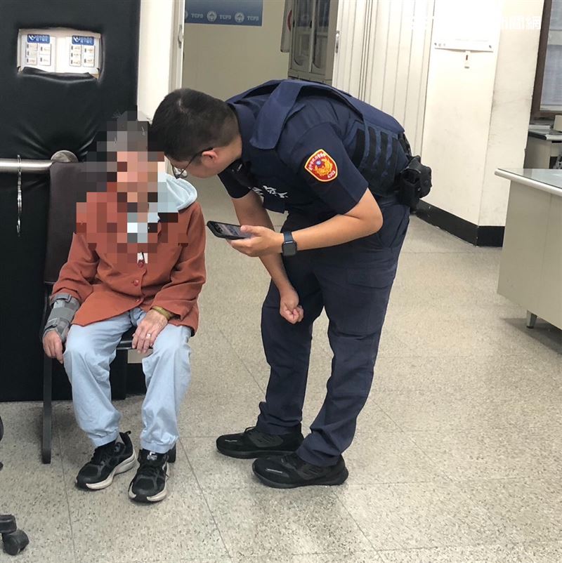 83歲阿嬤獨自外出找不到回家路,在大太陽底下呆坐路口,被員警帶回安置。(圖/翻攝畫面)