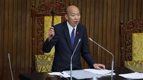 立院三讀選罷法　韓國瑜敲槌立法院會12日三讀通過修正公職人員選舉罷免法第26條，排除「宣告緩刑或得易服社會勞動之自由刑者」的候選人消極資格限制；另增訂曾犯「詐欺犯罪危害防制條例」之罪，經有罪判決確定，不得登記為候選人。圖為立法院長韓國瑜（圖）敲槌。中央社記者翁睿坤攝　115年6月12日