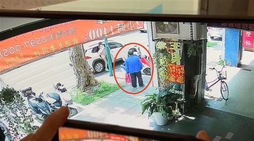 犯案前畫面曝光！汶汶阿伯死守等下車搭話