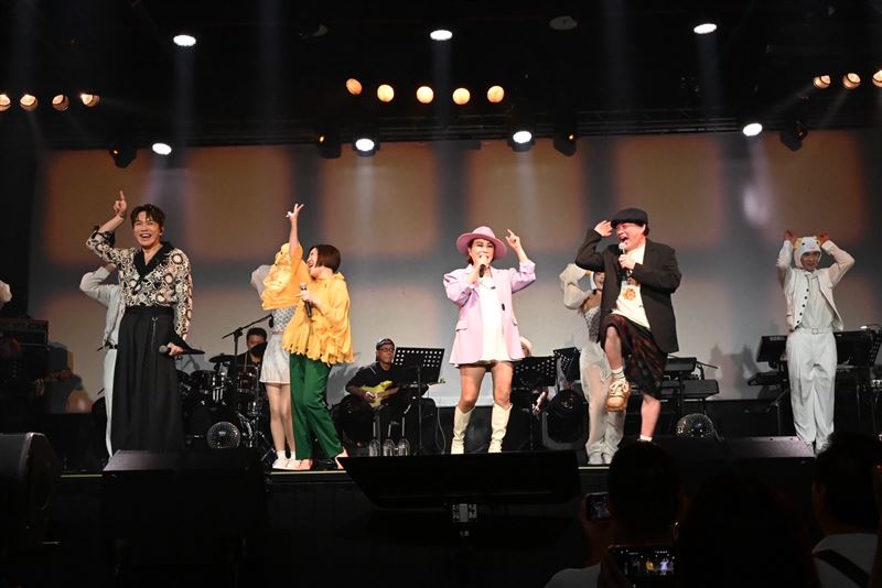 許志豪圈內人緣極佳,演唱會邀請于美人(左2起)、葉璦菱、康康同歡。(圖/三立藝能中心x寬宏藝術提供)