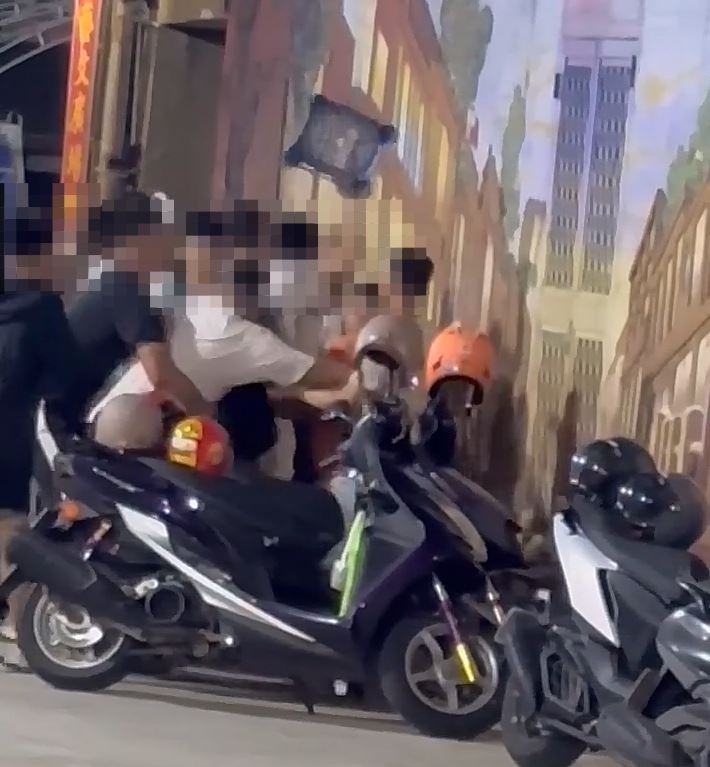 台中梧棲廟會活動爆發鬥毆衝突,騎士慘遭轎班人員圍毆。(圖/翻攝自宗教爆報臉書)