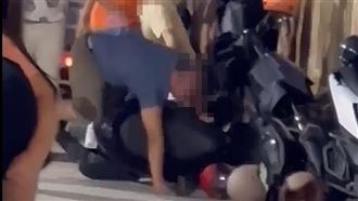 台中廟會全武行！騎士遭轎班圍毆1打6趴地
