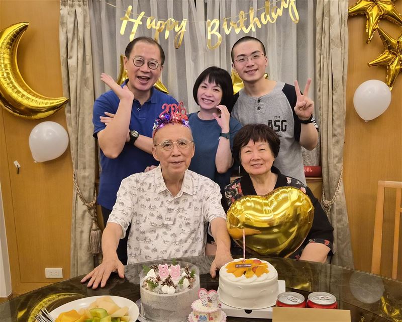 國民黨前主席吳伯雄端午節迎來88歲生日,雖然身形較過去清瘦,但從照片中可見氣色紅潤、神情開朗。(圖/翻攝自吳志揚臉書)