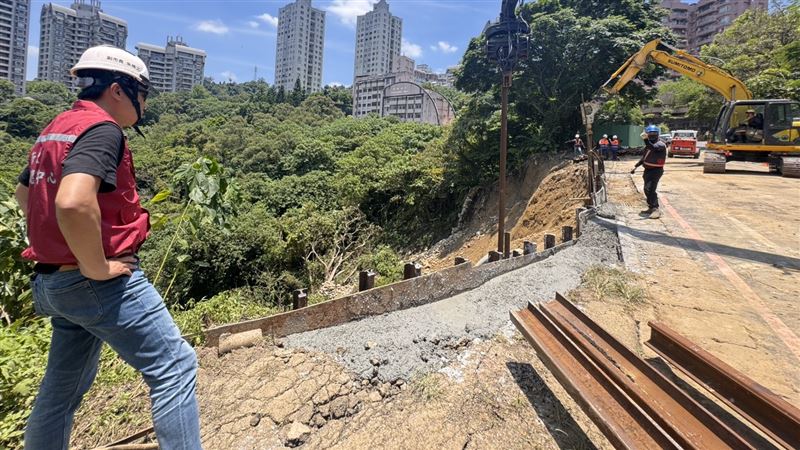 新北市副市長朱惕之到場視察搶修過程。(圖/翻攝畫面)