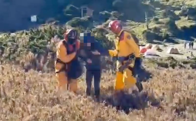 女山友出現高山症狀,由黑鷹急吊掛下山。(圖/翻攝畫面)
