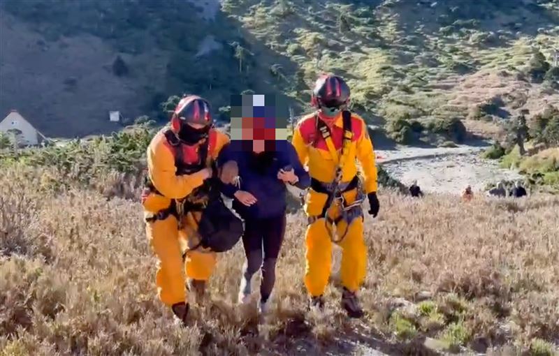 黑鷹吊掛女子下山後由救護車送醫。(圖/翻攝畫面)