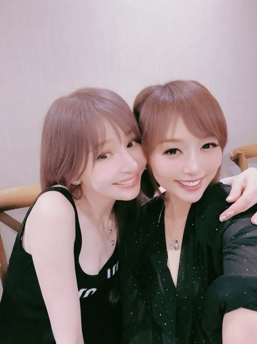朱安禹(右)與王心凌交好。(圖/翻攝自IG @peachanyu)