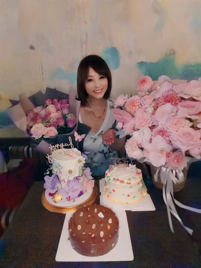 朱安禹收大束鮮花。(圖/翻攝自IG @peachanyu)
