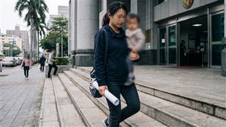 尪遭通緝落跑…妻甘淪單親媽媽獨立養女兒