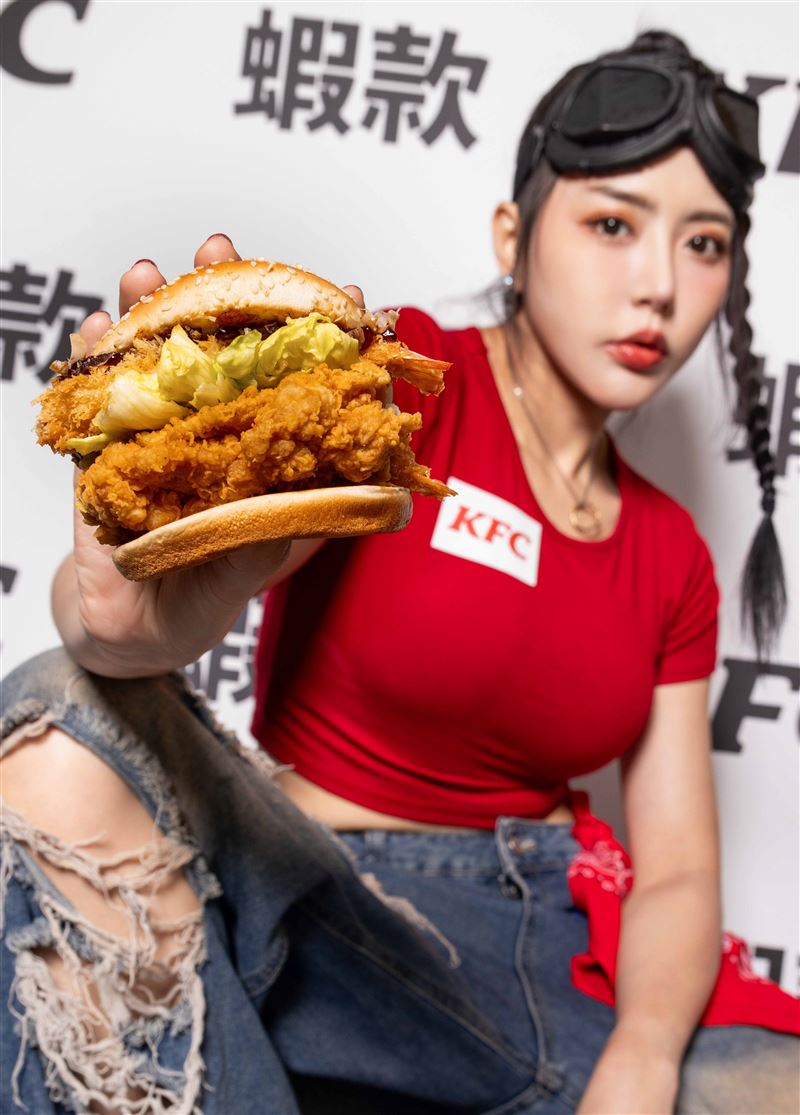 PK雙饗卡APP會員更可於6月16日至6月22日搶先預購「大阪燒雙蝦咔啦海陸堡送飲料」限定優惠,6月23日至6月29日正式兌換,搶先嚐鮮今夏限定新品。(圖/品牌業者提供)