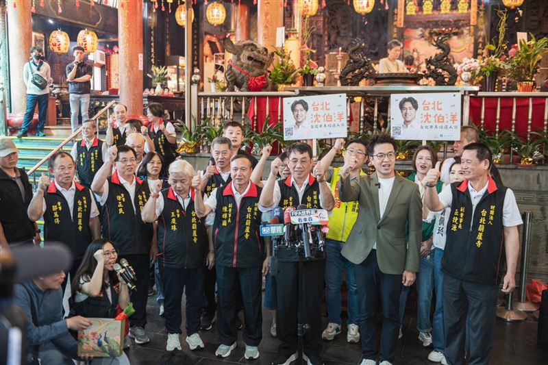 民進黨台北市長參選人沈伯洋今(21)日上午赴社子地區參拜台北葫蘆寺。(圖/沈伯洋競辦提供)