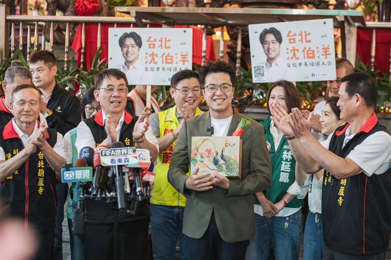 民進黨台北市長參選人沈伯洋今(21)日上午赴社子地區參拜台北葫蘆寺。(圖/沈伯洋競辦提供)