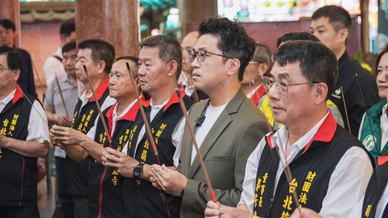 參拜葫蘆寺 沈伯洋回應社子島開發問題