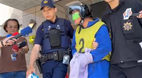 「汶汶阿伯」許姓男子稍早移送時情緒相當激動，甚至不願意上警車。（圖／翻攝畫面）
