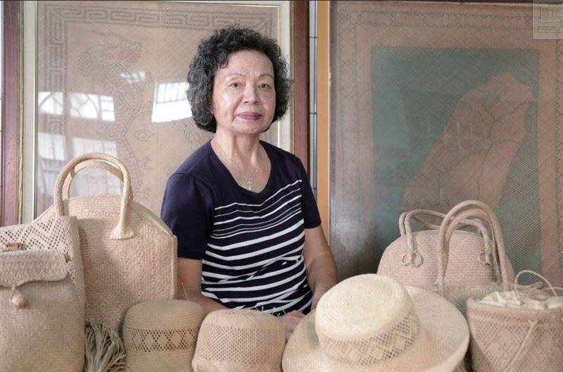 朱周貴春長年致力「藺草編」的傳承與推廣,對無形文化資產的保存深具貢獻。(圖/文化部提供)
